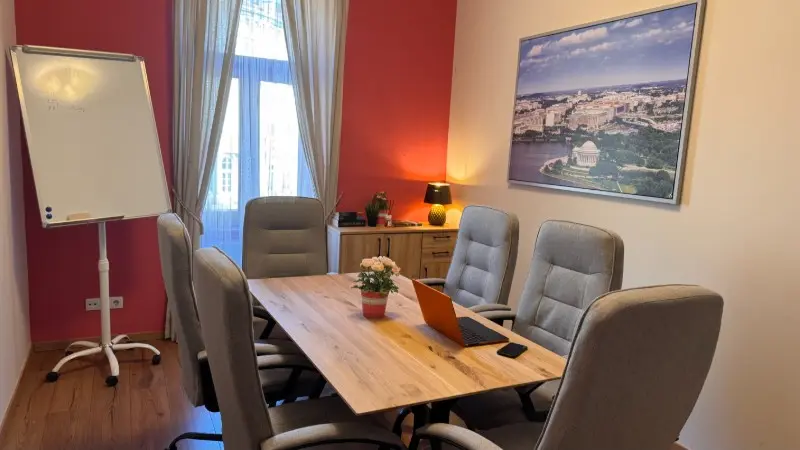 Washington tárgyalóterem nagy asztallal és 55 colos TV-vel – 2nd Space, Budapest